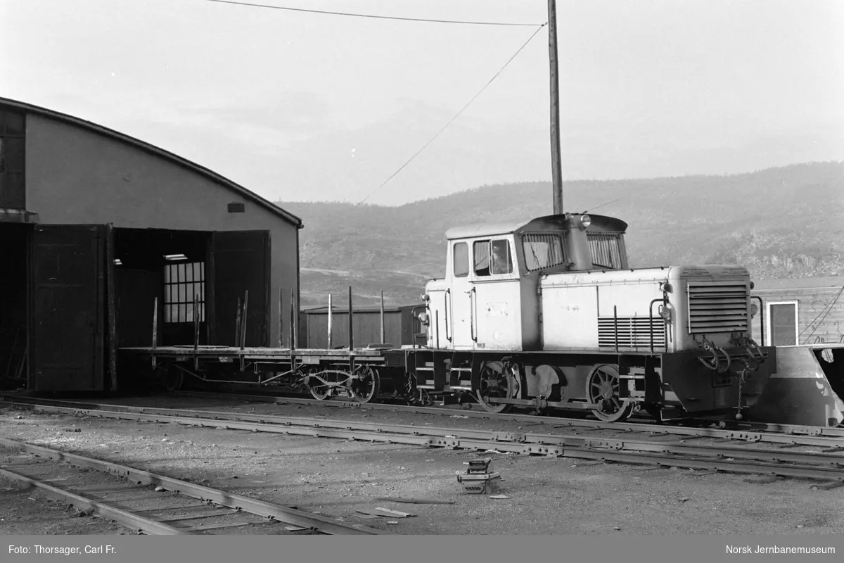 Sulitjelmabanens diesellokomotiv LOKE med plattformvogn litra To utenfor lokomotivstallen i Lomi, kort tid etter banens nedleggelse