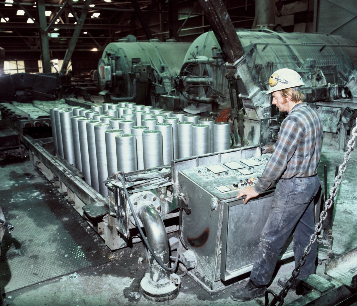 Mannlig arbeider på aluminiumverk.