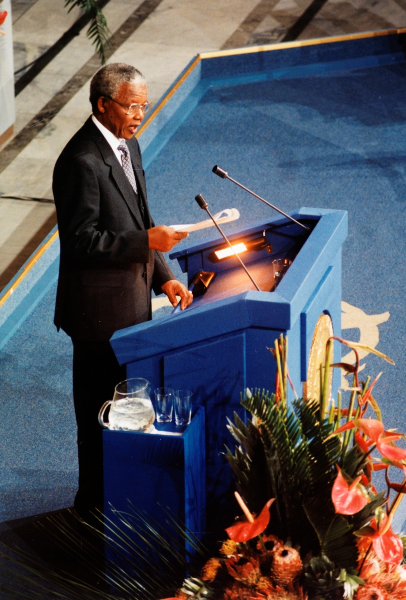 Nelson Mandela holder Nobelforedraget under tildelingen av Nobels fredspris i 1993.