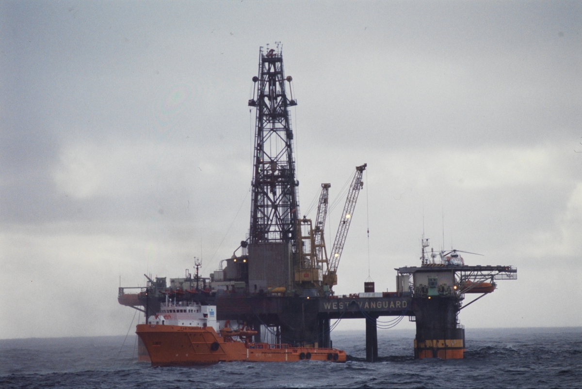 Foto av oljeplatformen West Vanguard.    Group no. 53-50-00-00  Picture no. 290724  West Vanguard oljeplatformen  Nordsjøen