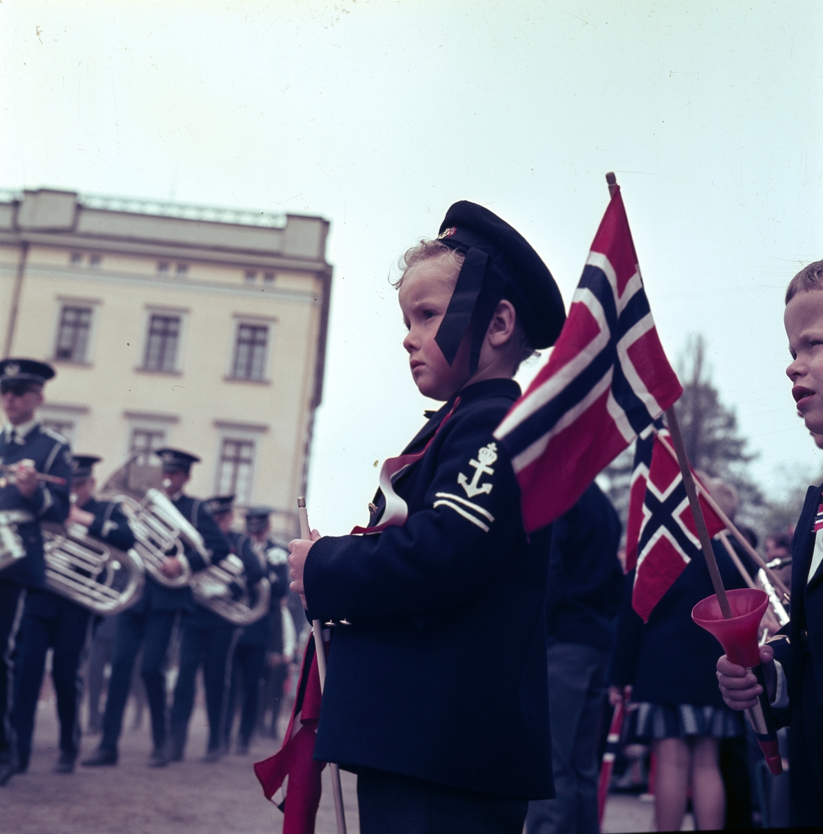 17.maifeiring ved Slottet i forbindelse med Grunnlovsjubileet i 1964. En gutt kledd i matrosdress står i forgunnen med et flagg i hånden.
