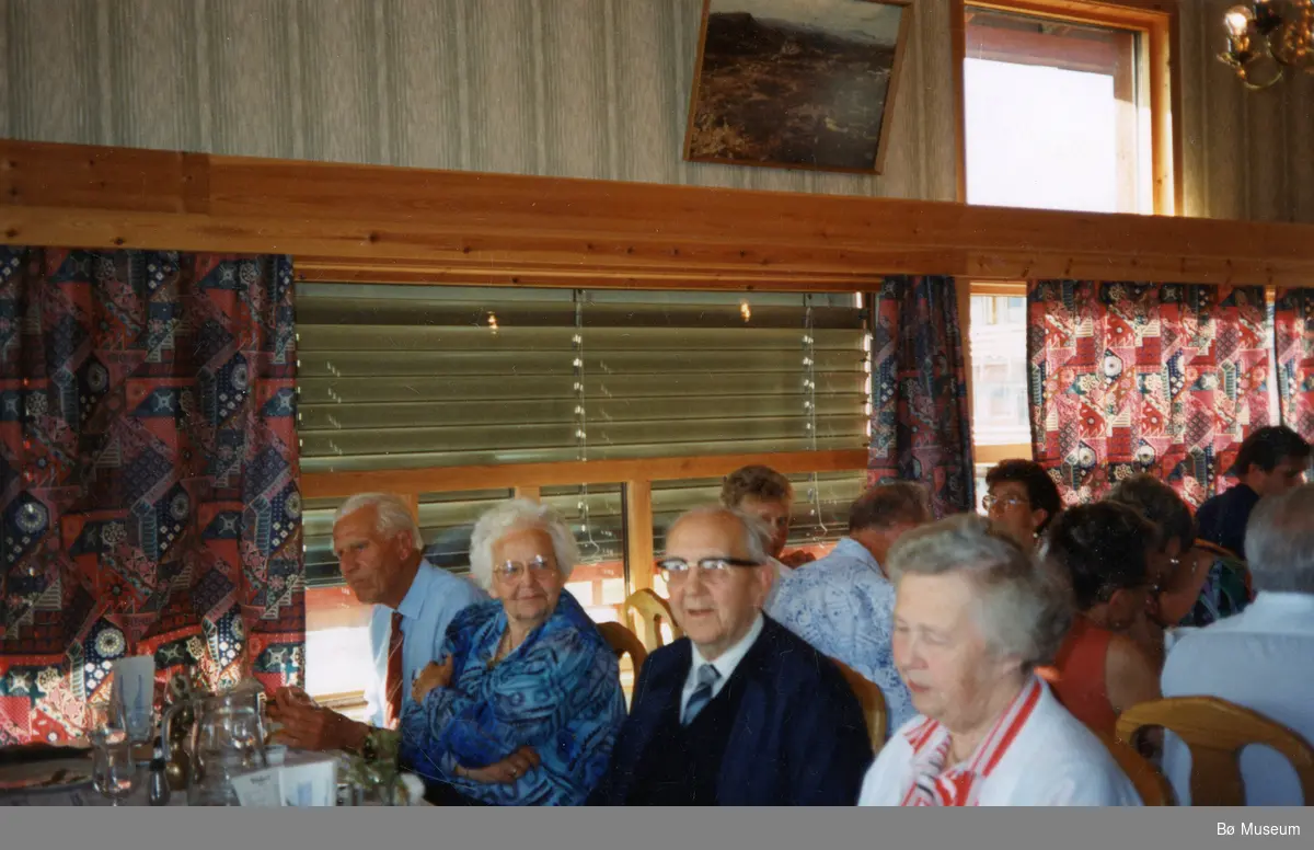 Bilde av pensjonistar på hotell.  På bildet av fire i sofaen:  f.v Signe Rønningen, Olav Kvaalen, Else Tveiten og Margit Tveiten