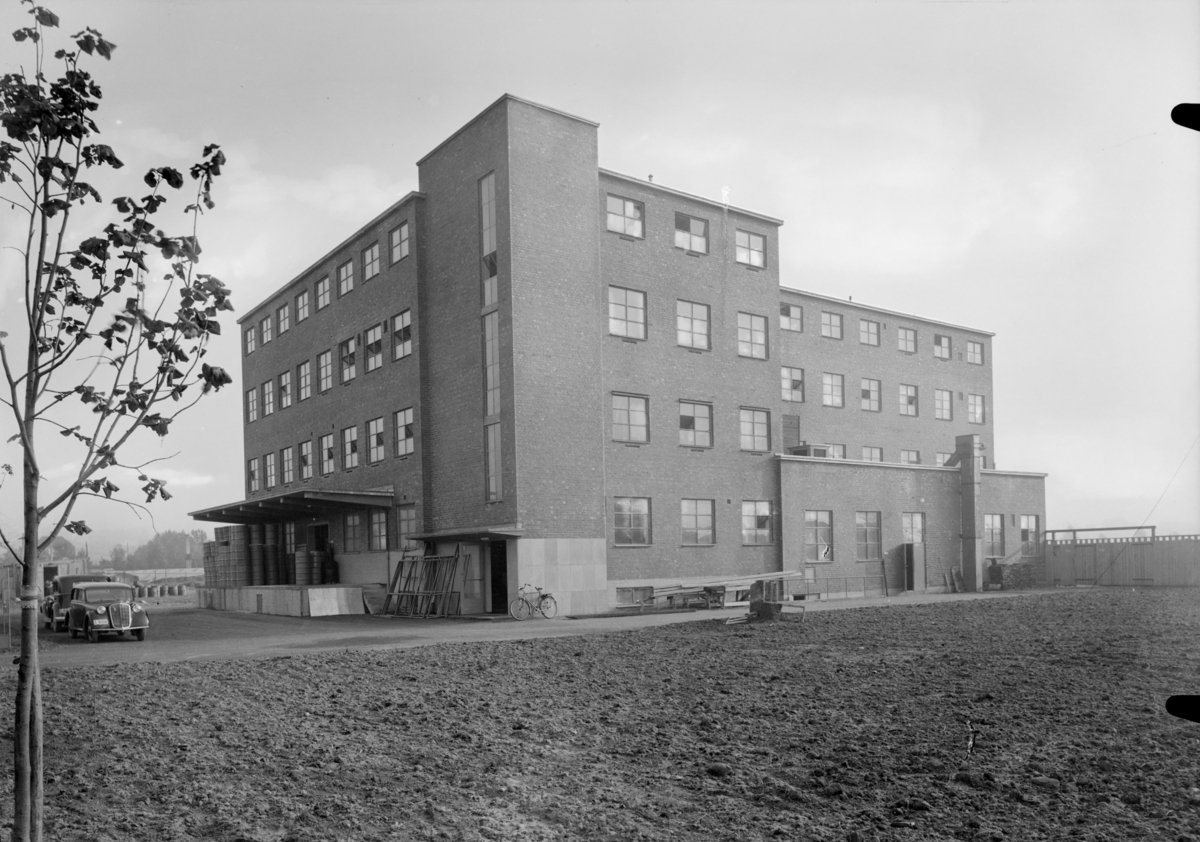Arkitekturfoto av industribygg tegnet av far og sønn Thorvald og Henning Astrup.