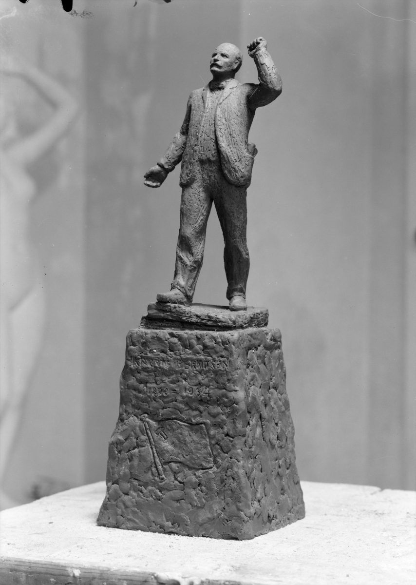 Finn Eriksen billedhogger, Ekely, hans leilighet, skulptur. Statuett av Lenin.