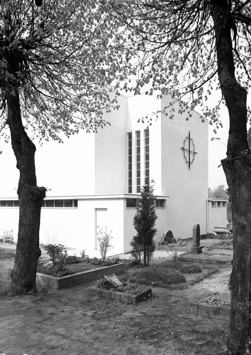Arkitekturfoto av Moss krematorium, bygget av arkitekt Eyvind Moestue i 1936-38.