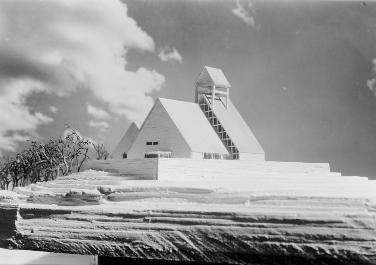 Arkitekturfoto av modell av Holmen kirke, tegnet av arkitekt Knut Knutsen som vant arkitektkonkurransen i 1958. Kirken er en arbeidskirke oppført i betong.