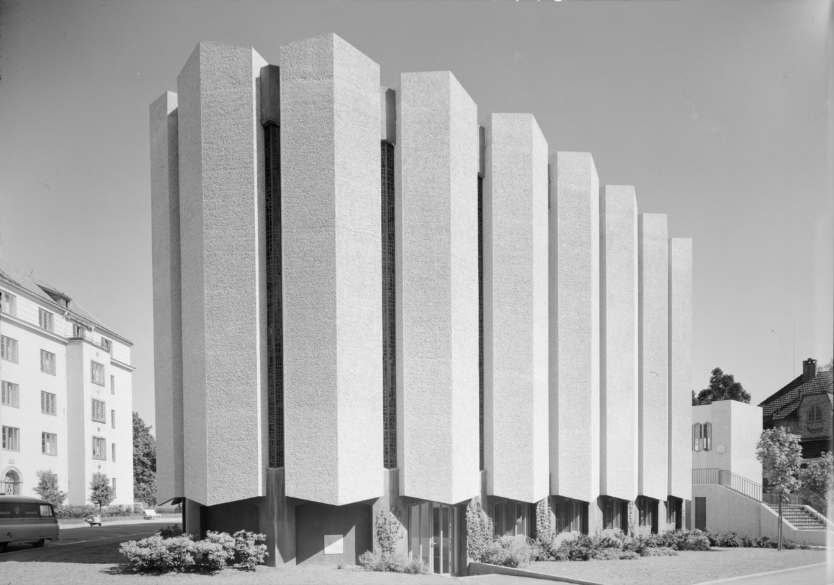 Arkitekturfoto av den evangeliske, amerikanske kirken på Frogner i Oslo. Kirken blei innviet 11 oktober 1964.