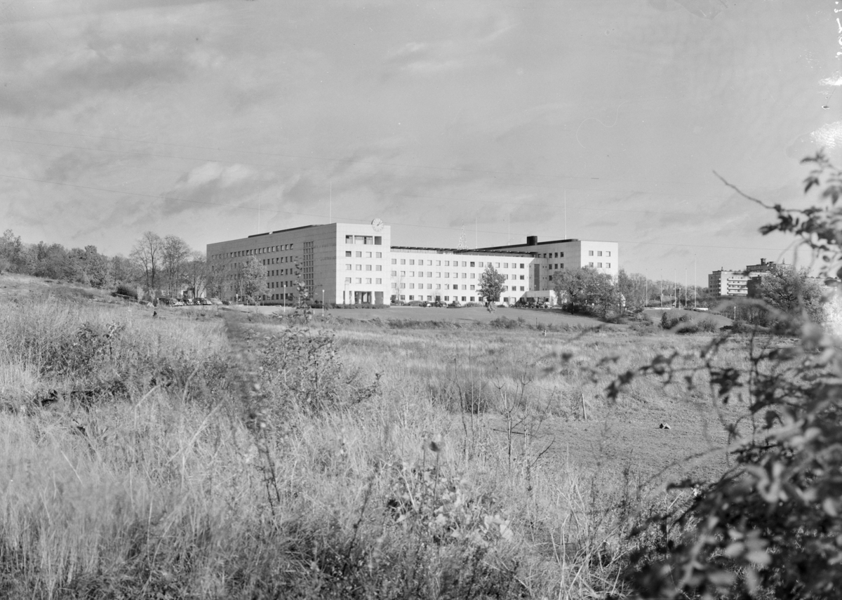 Arkitekturfoto av Kringkastingshuset, NRKs første bygning på Marienlyst. Byggingen startet i 1938 og var ferdig i 1950. Omtales også som "Det hvite hus".