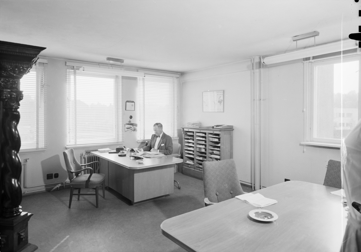 Bilde av et kontor i Gustav Thrane Steens Automobilforretning på Skøyen i Oslo.