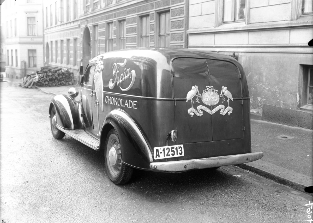 Chevrolet 1936 med norskbygd karosseri fra N. Jacobsens Karosserifabrikk Oslo, med dekor (stork og tekst) i kobber fra Gohn.