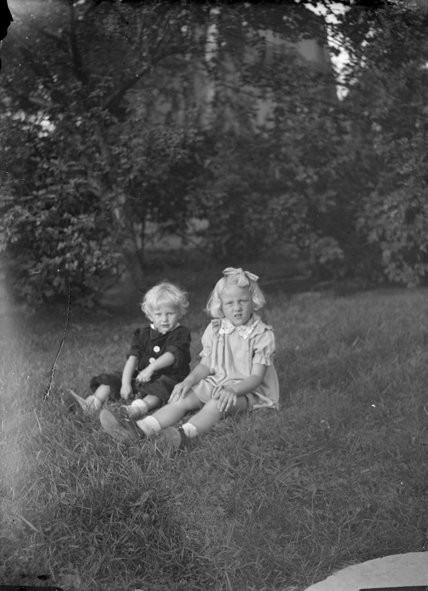 Portrett av to barn. Tekst fra Teigens katalog: "Svelviks Historie, Svelviks museum etc. se også: Drammens Tidende, se også: Hurum Bygdebok 4938"