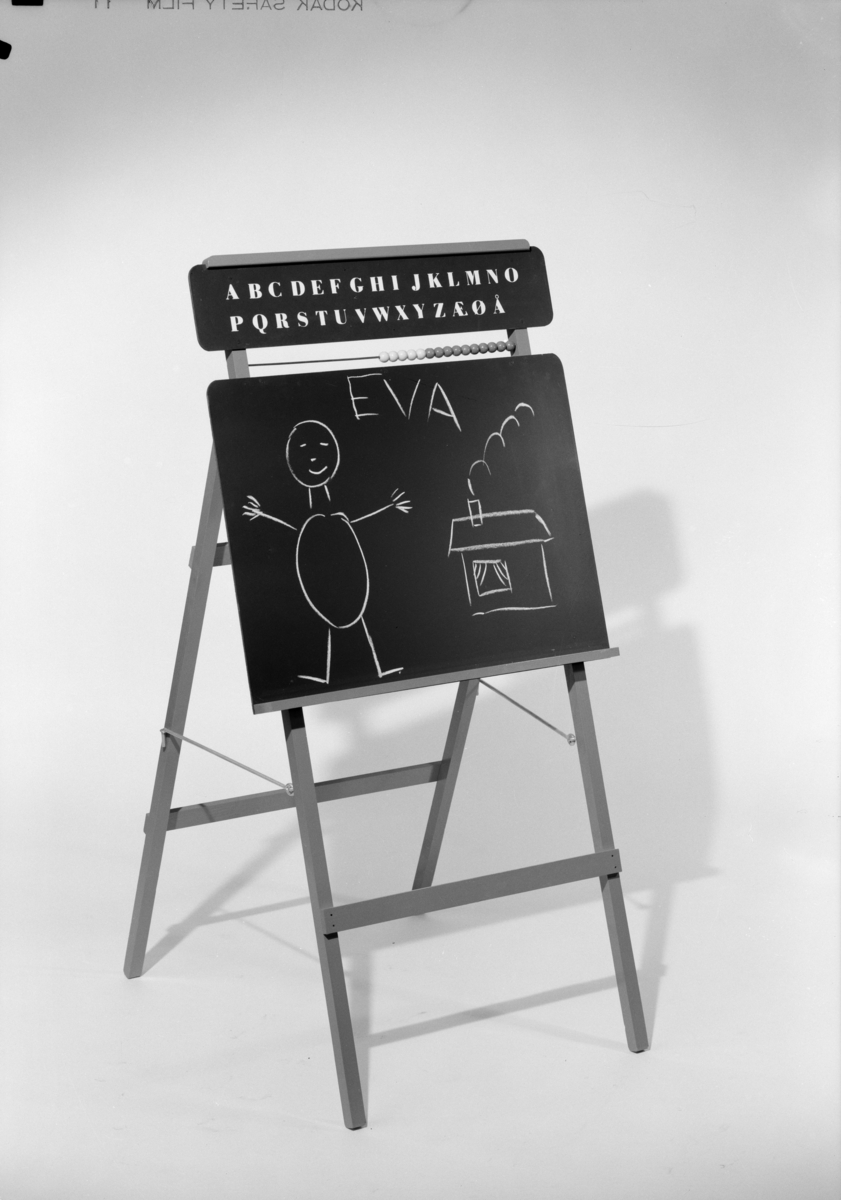 Produktfotografi av leketavle, publisert i Norsk Dameblad, trolig 1960-65.