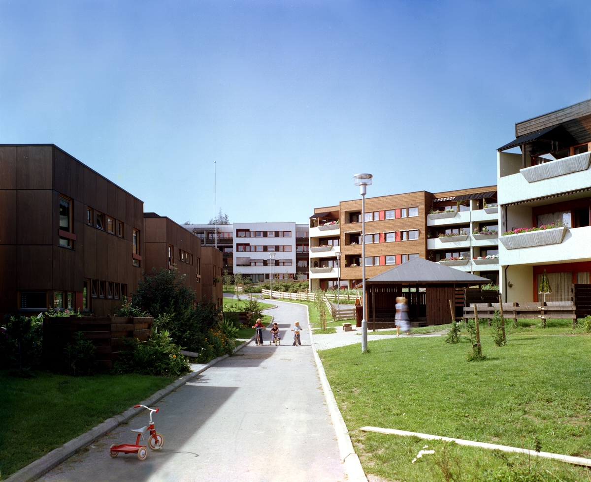 Vei gjennom boligstrøk på Furuset, bydel Alna. Grønt areal og barn som leker. Fotografert i august 1978.