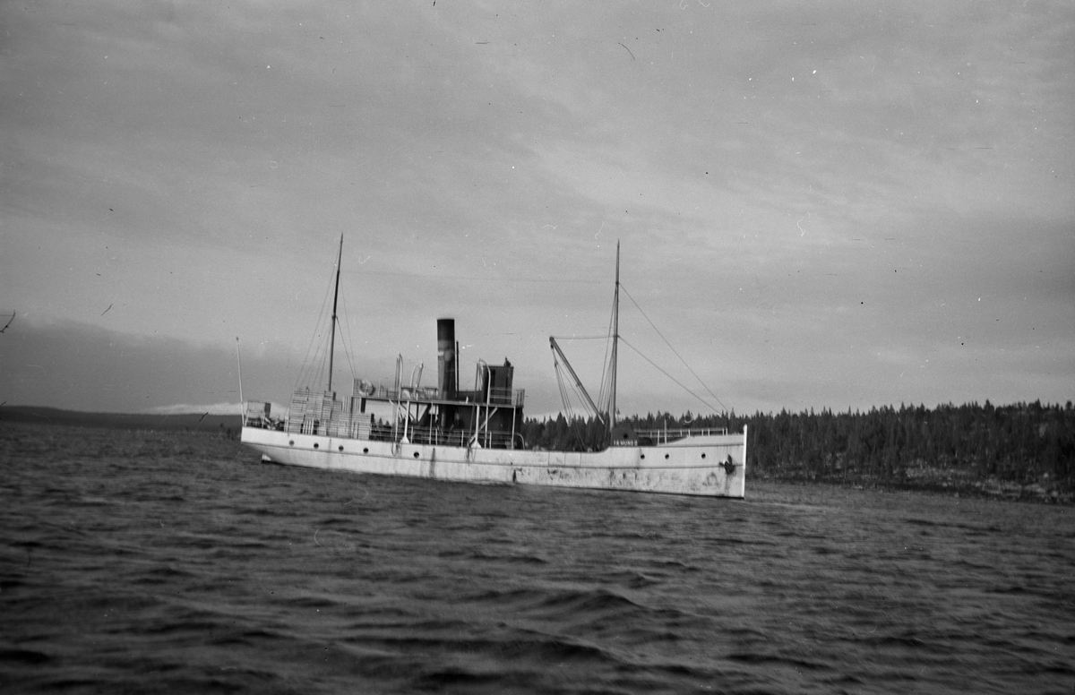 Dampbåten Fæmund II i trafikk på Femunden