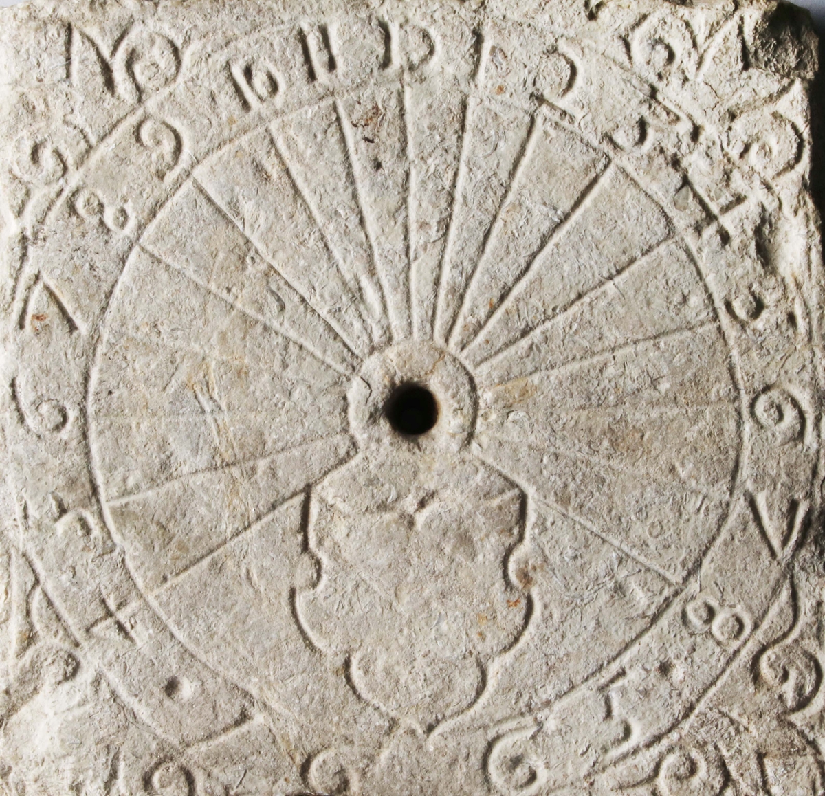 Sandsten; Kvadratisk; rund sifferkrans, i hörnen liljor. Ett hål, under detta en sköld, där nedanför 1665. (Gunnar Blomgren)

Funktion: Tidvisare