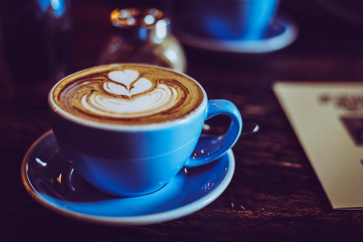 Bildet viser en blå kaffekopp med melkeskum (Foto/Photo)