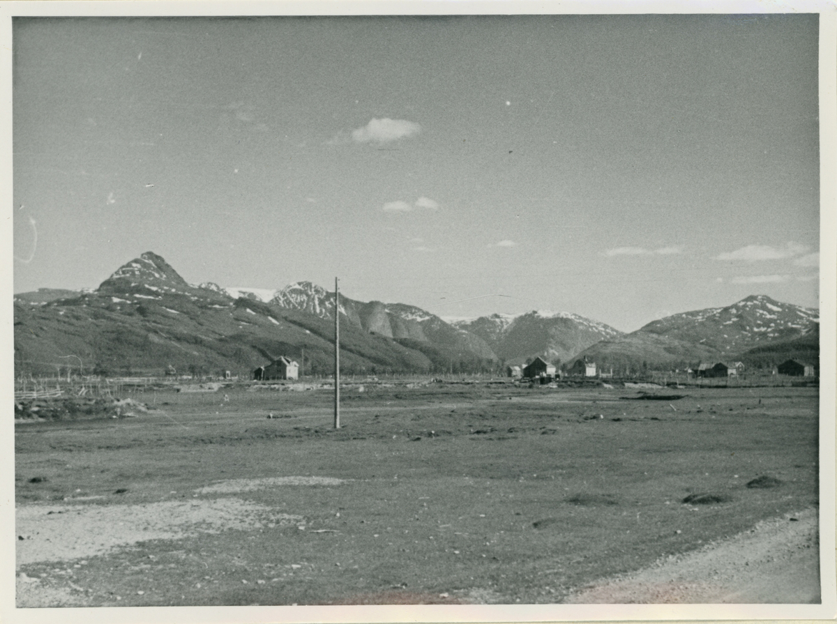 Bebyggelse på Nedre Baisit i Sørkjosen i 1946. Bildet er tatt fra Riksveien mot sørvest.