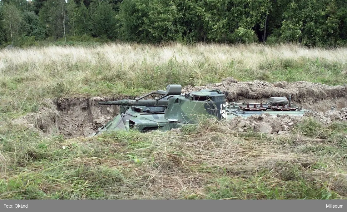 Förevisning av skyddad stridsställning för pansarbandvagn 302.