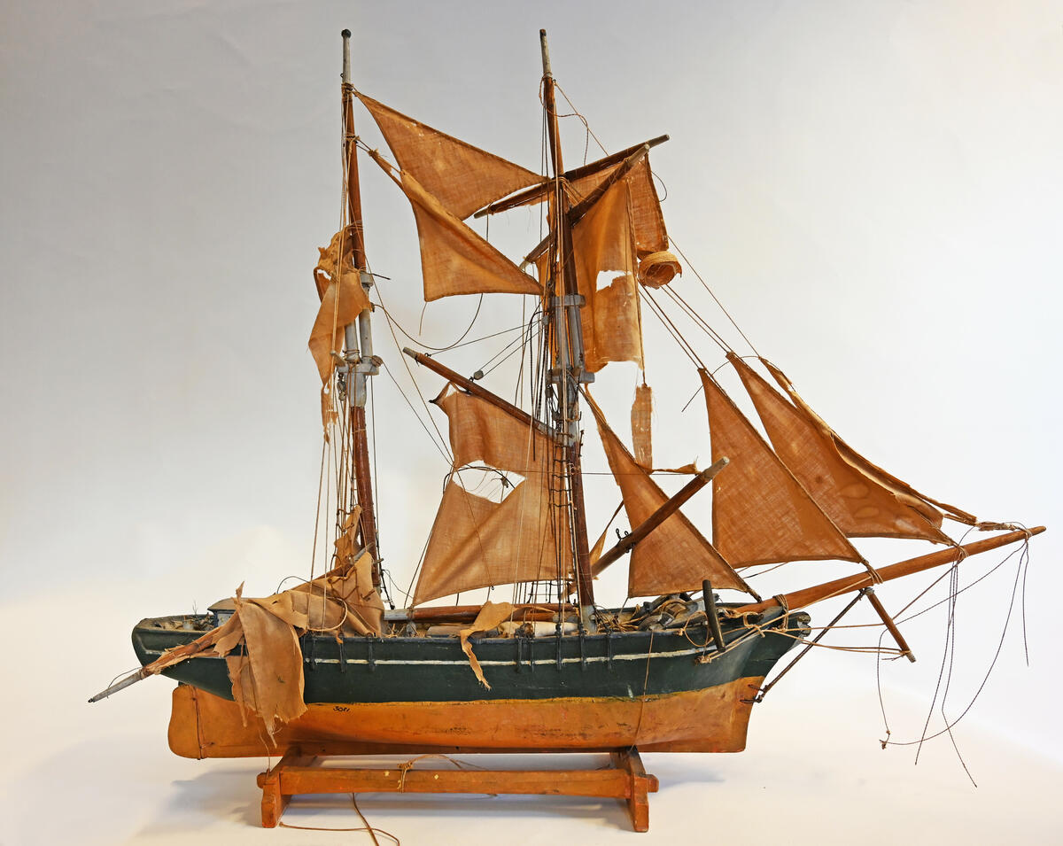 Fartygsmodell av segelfartyget "Elvira" s.k. "Hermafrodit". Fullriggad tvåmastare. Grönmålad med vit rand. 85 x 66 x 12 cm. 