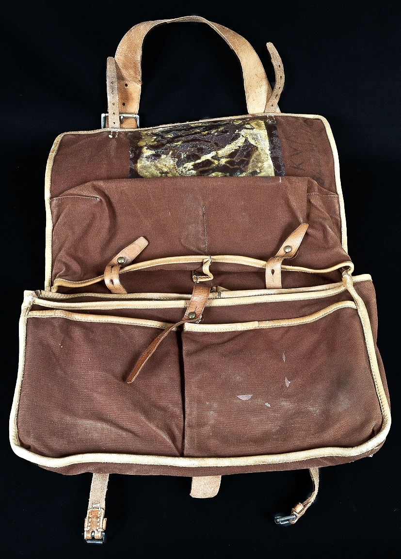 Brun väska med läderremmar. Tryck "Polisundersök". Märkt KVA och med org,nr: 866000-1135.