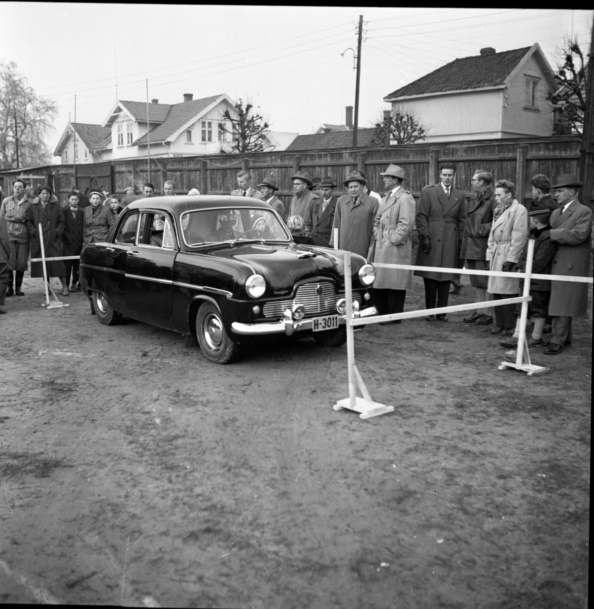 Fotografiene ble tatt i forbindelse med kontrollert promillekjøring "Brandy Spesial" arrangert av Motorførernes avholdsforening (MA) på Odds sportsplass Skien arrangert 4.11.1956.

Bilde 1: H-5995 er en Vauxhall 1951-ca. 1955, H-3011 på bildene 8-10 er en engelsk Ford Zephyr Six 1954-56.

Vardens pressefotosamling