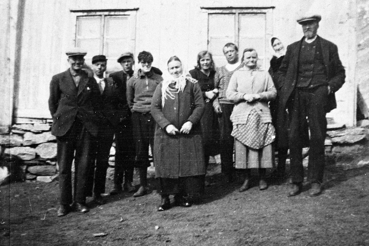 Frå venstre: Ola O. Strand, Knut Berge, Ivar Hjellemarken og Ola Kasa,  Anne K. Strand, Anne Berge, Lars N. Nordsveen, Ingebjørg A. Kasa, Anne T. Strand og Anders A. Strand d.e.