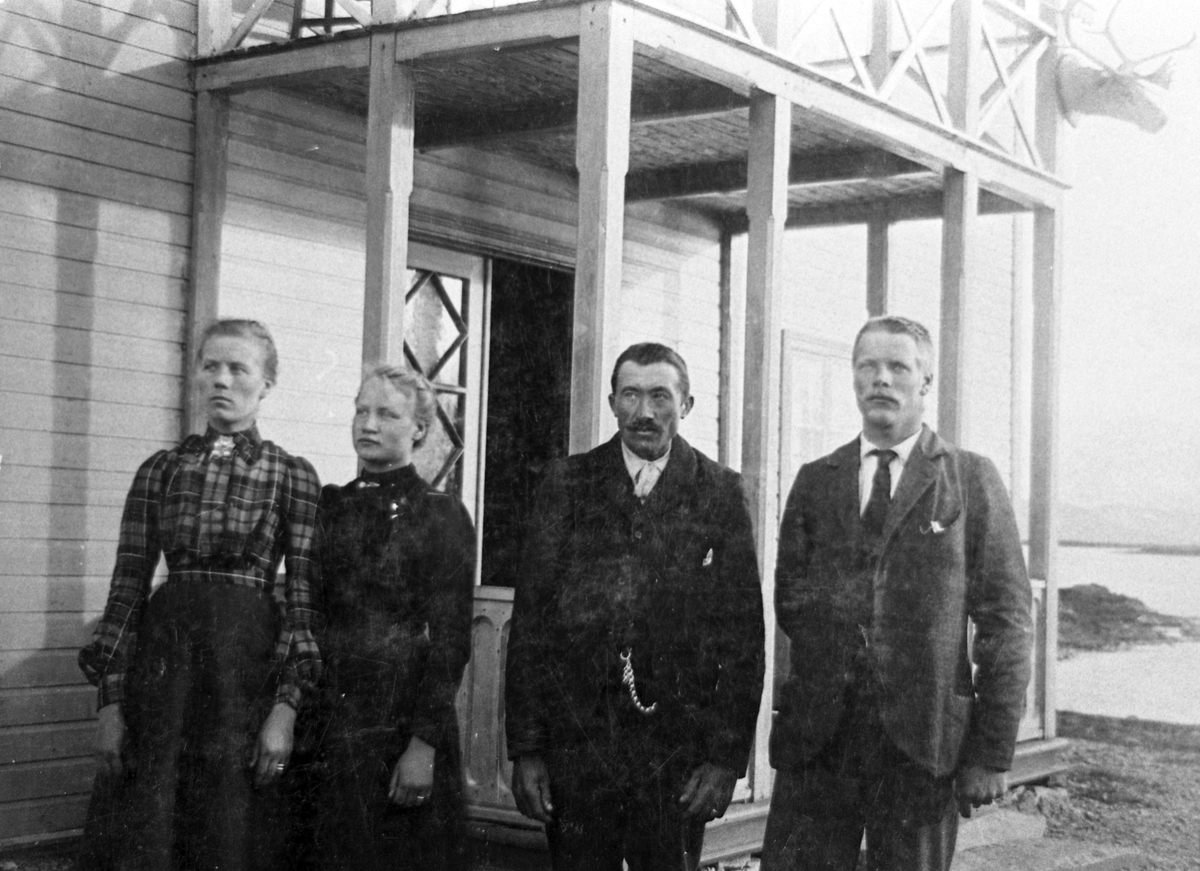 Frå venstre: Anne Strand g. Bø, Berit Opdal g. Øye, ein Skattebo frå Øystre Slidre og Helge Opdal