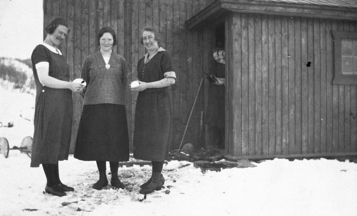 Frå venstre: Ambjørg Søndrol f. Heen(Gjerdingen), Karen Hovda f. Heen og Sigrid Leine Remmen f. Lien