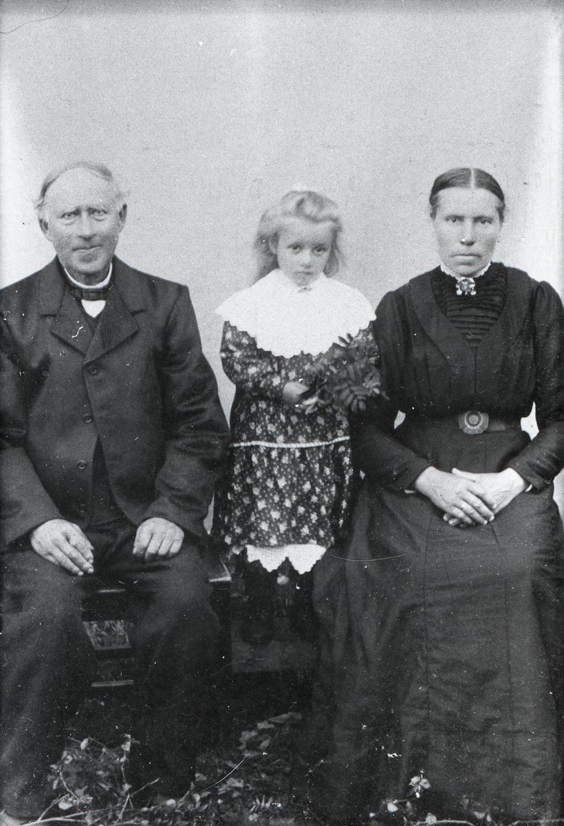 Frå venstre: Ole Olsen Nordsveen, Ingeborg Nefstad f. Nordsveen, og Ingebjørg Nordsveen f. Nordland.
