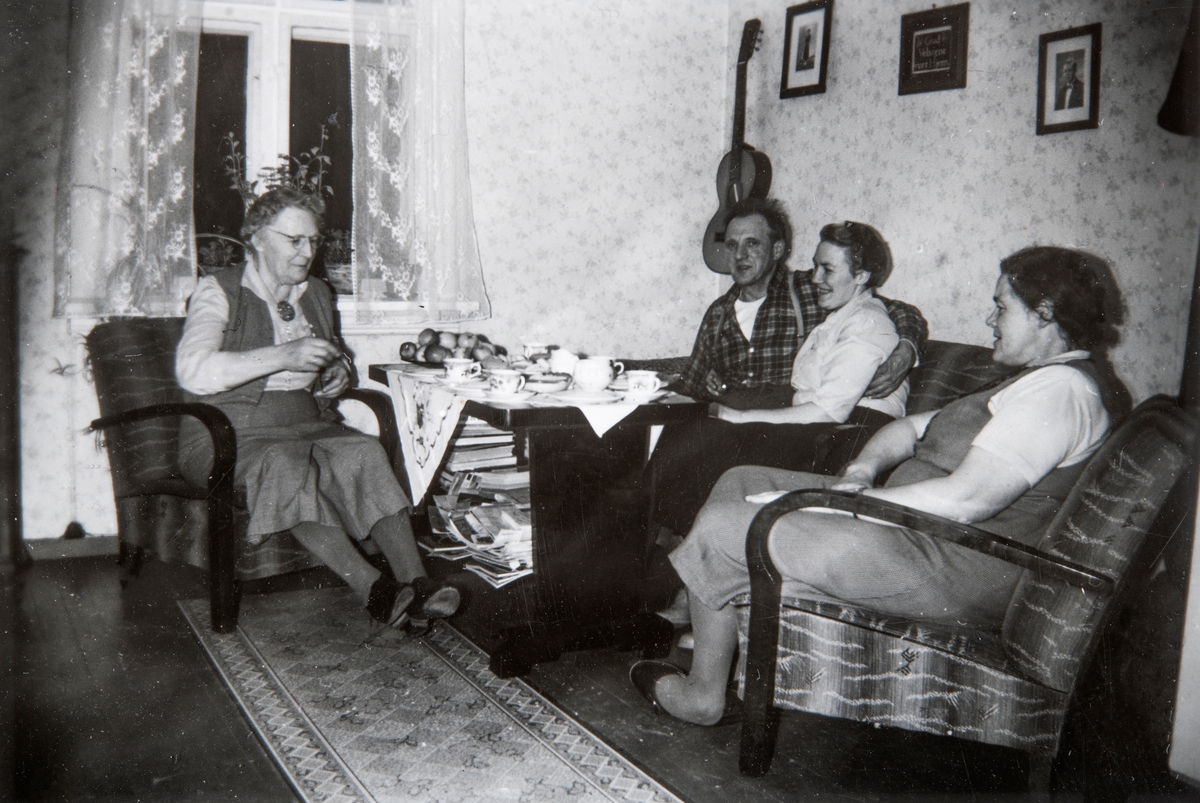 Interiør stue, kaffe selskap 4 personer. Fra venstre: Marie Bruun, Alf Odden, Aasta Myhre og Karen Odden. Bildet er tatt tidlig på 1950-tallet i Bruengen på Espa. Nåværende Espavegen 299.