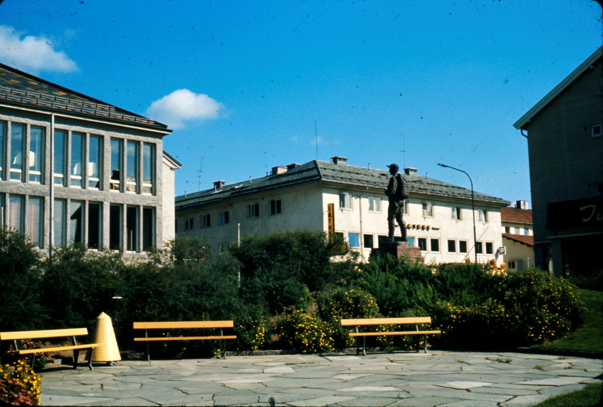 Rådhuset Elvarheim og Borgen.