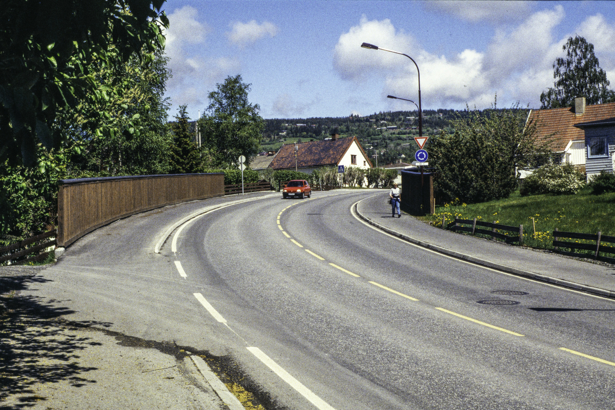 Lillehammer like etter OL 1994. OL,Nordsetervegen,ferdig utbygget,etter OL,støygjerde,bebyggelse,mot øst 