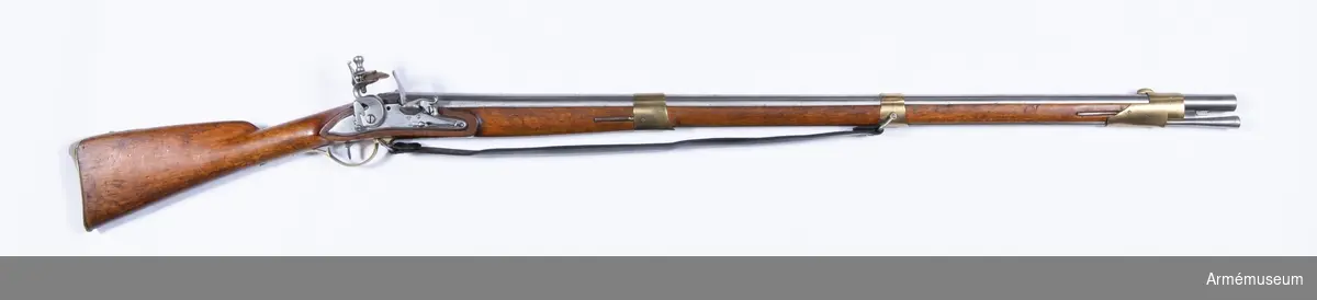 Gevär med flintlås, reparationsmodell 1815.
Låset märkt "CS", pipan märkt "AT PG S". Pipor från div äldre svenska gevär, som ändrats till likhet med 1815 års pipor. Lås från diverse äldre svenska och utländska gevär, som om så behövdes försetts med varhake. I övrigt som 1815 års gevär.