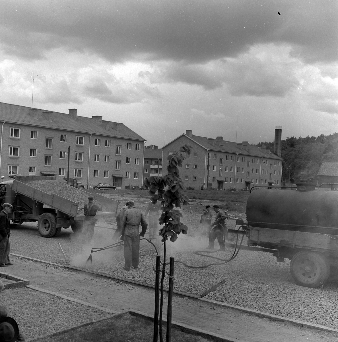 Stockslycke, asfaltering av Stockslyckevägen, juni 1955
