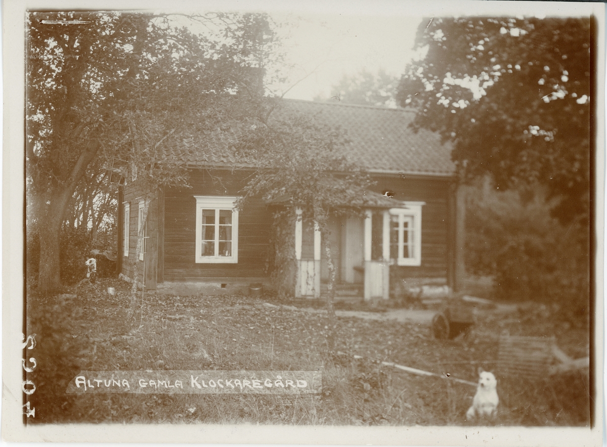 "Gamla Klockargården i Altunaby, på sommaren", Altuna socken, Uppland 1921