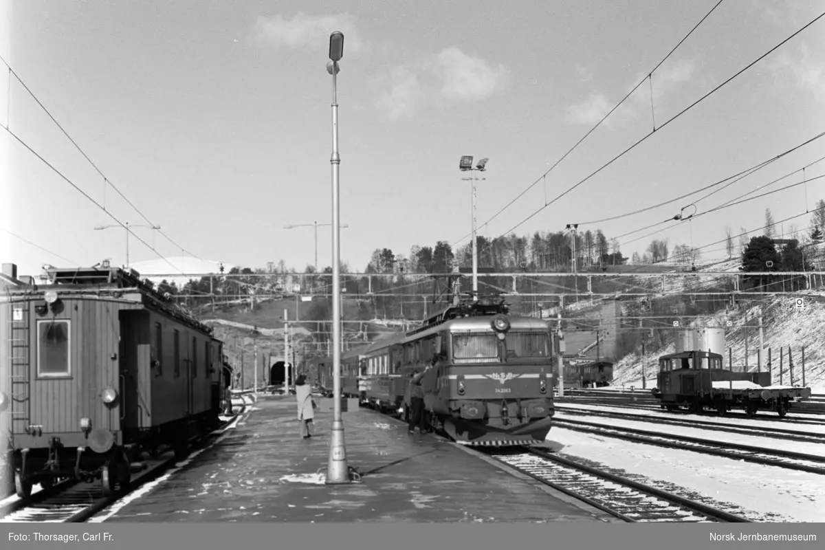 Elektrisk lokomotiv El 14 2183 med persontog fra Åndalsnes til Oslo Ø Dombås stasjon
