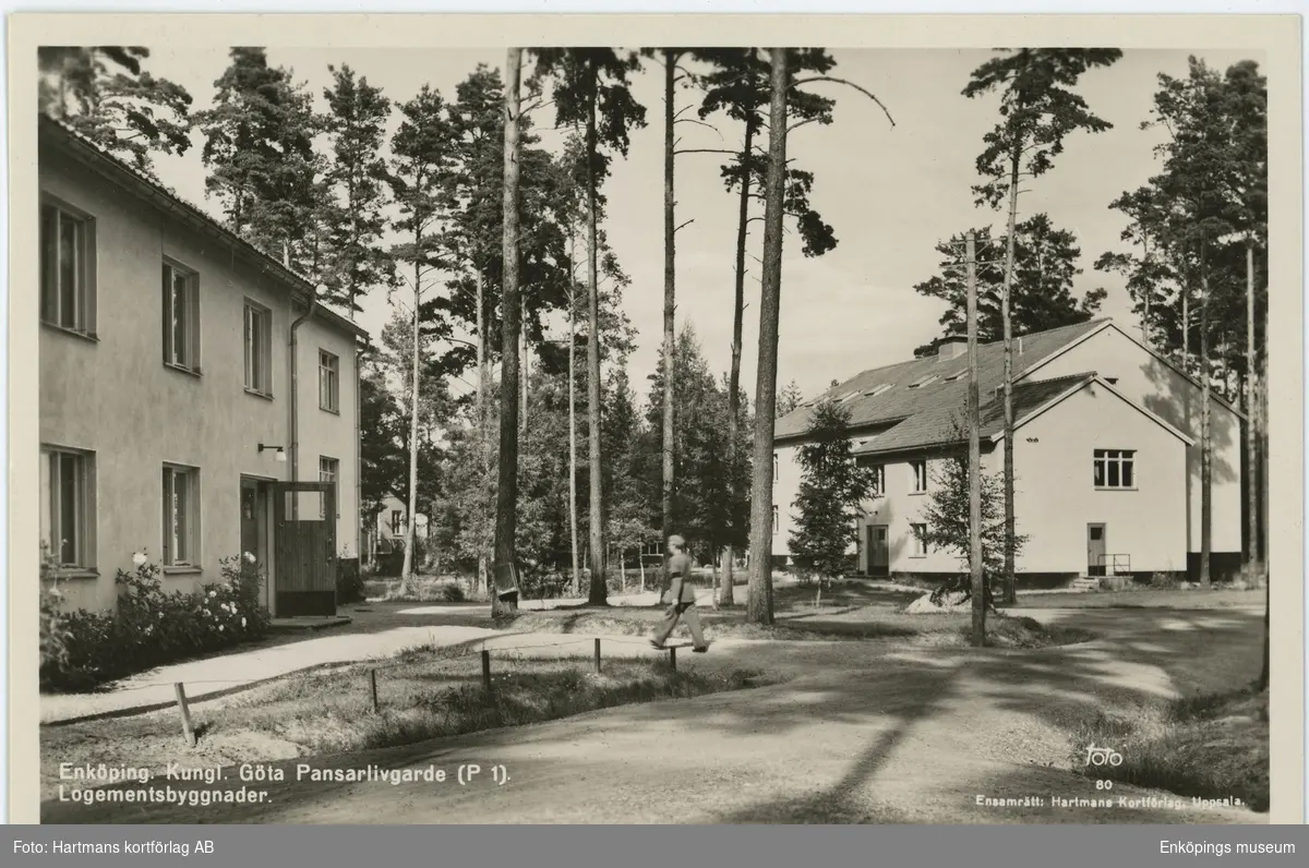 Vykort med motiv från Kungliga Göta Pansarliv- garde (P1), Enköping. Vy över Logementsbyggnader.