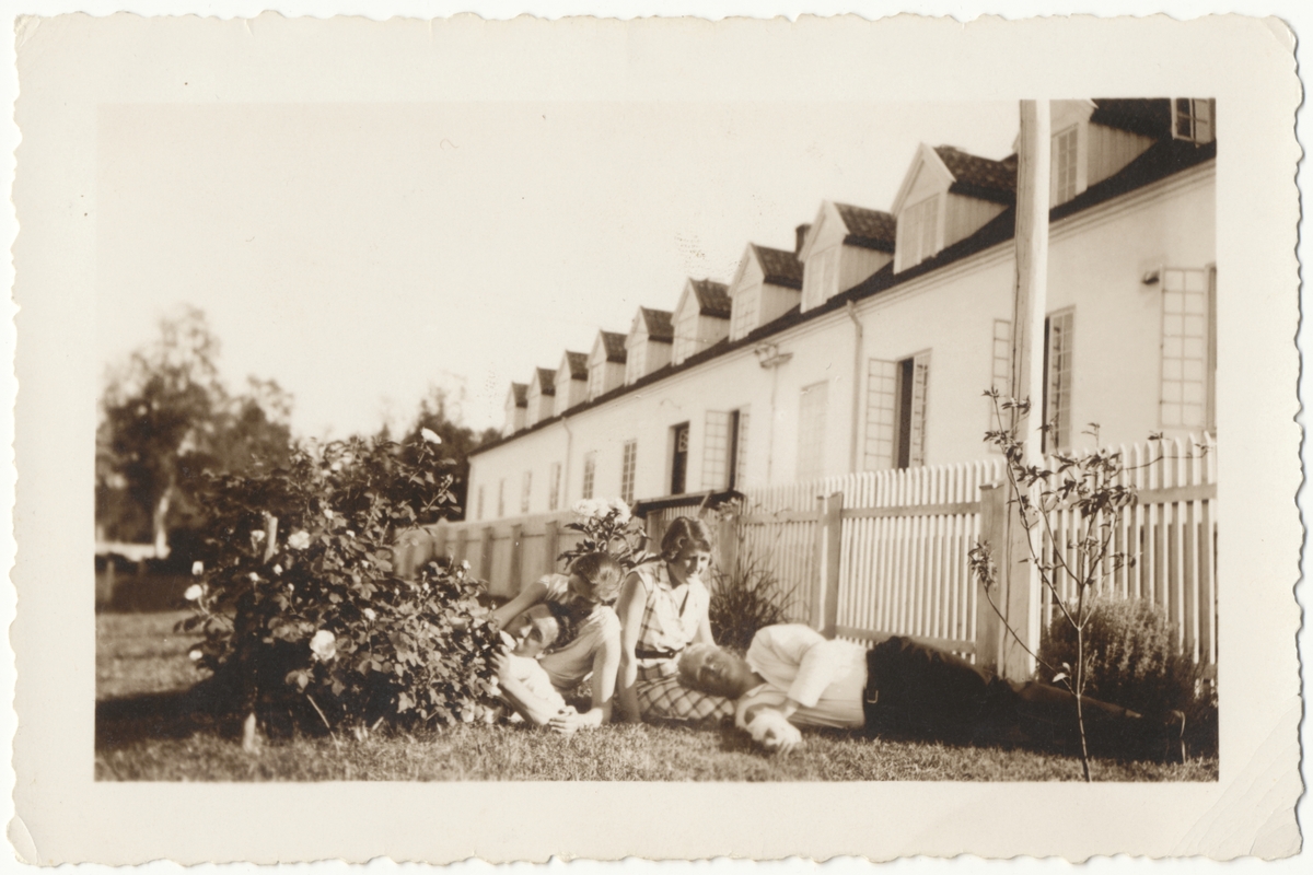 Utenfor murbygningen på Falstad skolehjem på Ekne på 1920-30-tallet. Til venstre Astrid (Bjørgum) Falstad (f. 1906) og Birger Falstad (f. 1899) som bodde i bygningen i flere år.