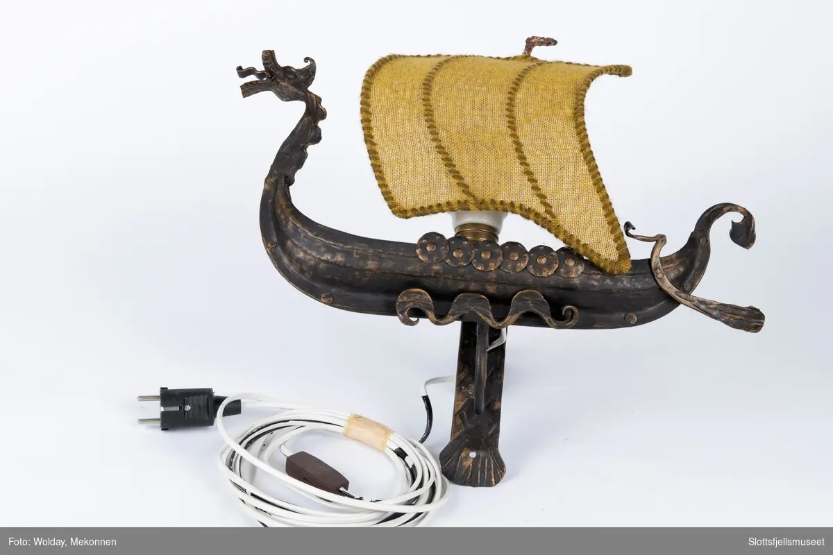 Lampe formet som vikingskip med drage i baugen, og med seil.