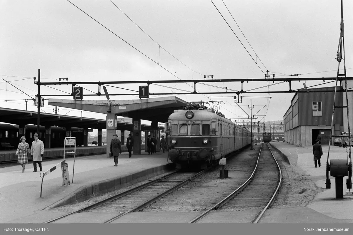 Elektrisk motorvognsett type 66 med motorvogn BFM66 fremst med tog til Vestfoldbanen på Drammen stasjon