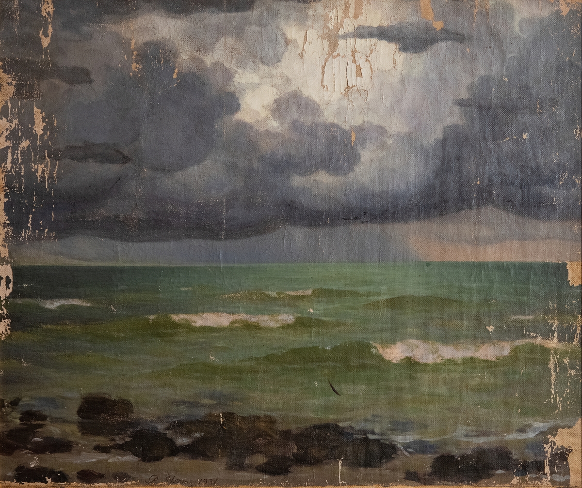 Målning med titeln "Jura" föreställande ett hav och en molnig himmel. Målad av den lettiska konstnären Roberts Šterns. Togs med på flykt från Lettland till Sverige år 1944. 
