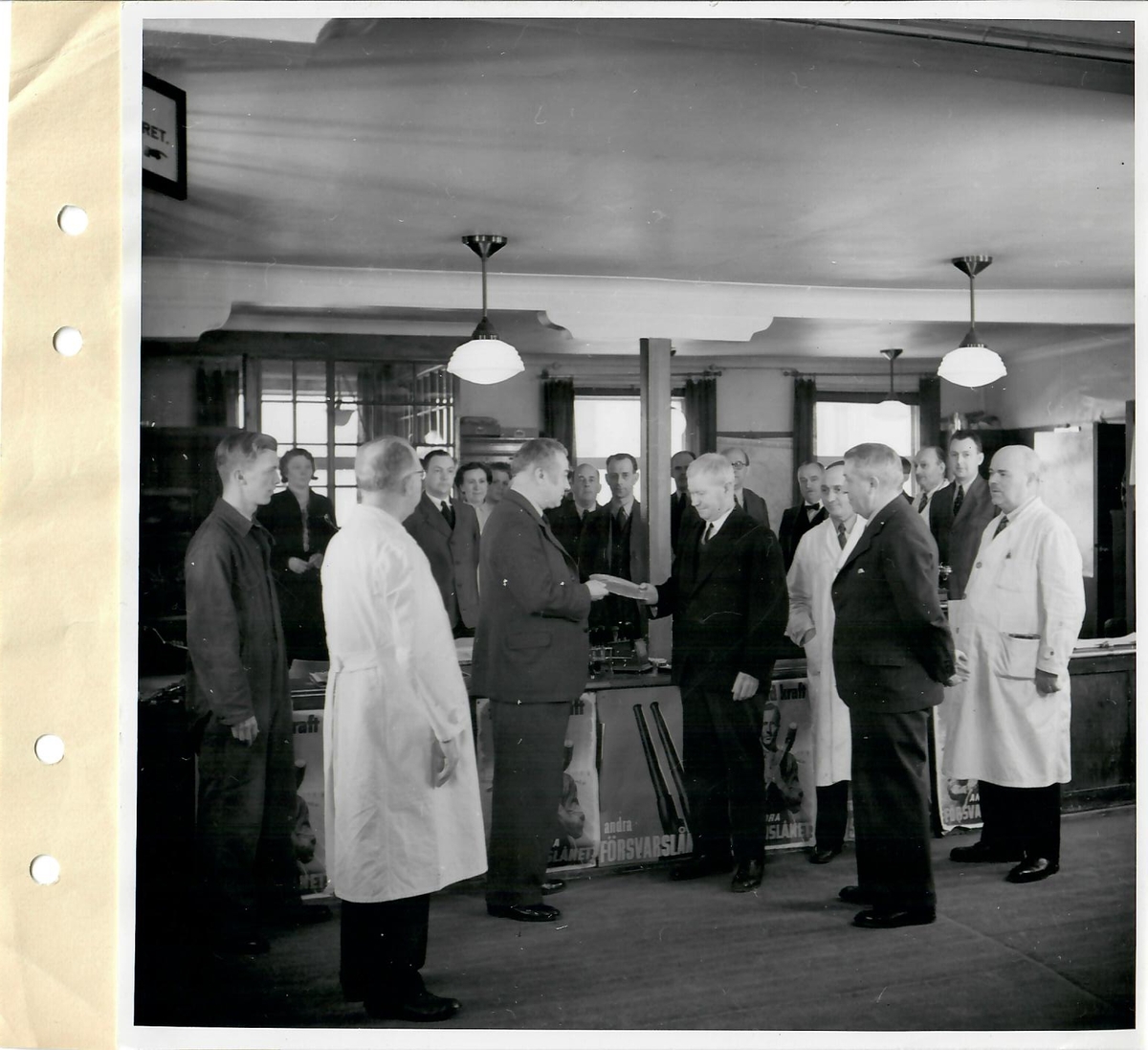 Bilder vid filminspelning i "gamla" Arvika fabriken 27/3-3/4-1941
Kontoret, Förman K.W Johansson, som avgår med pension, avtackas