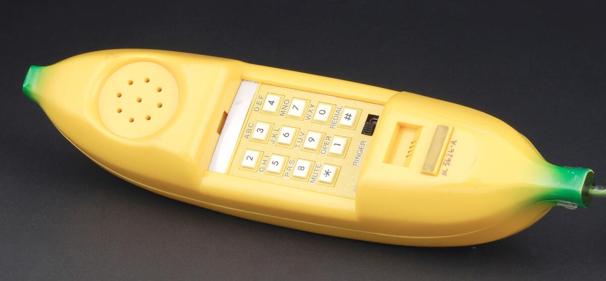 Bildet viser en gul telefon som ser ut som en banan - vi ser tastatur med tall midt i. (Foto/Photo)