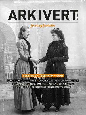 Forsiden til bladet Arkivert. Sorthvitt bildet viser to kjolekledte kvinner som hilser på hverandre, tatt i et fotostudio på slutten av 1800-tallet. Tekst: Vestfold + Telemark = Sant