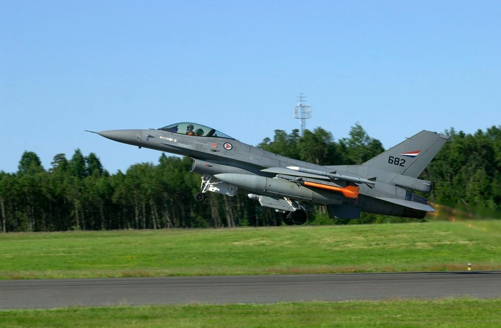 Øvelse Clean Hunter juni 2002. Forberedelser OPEVAL - IRF 338 Skvadron, Rygge flystasjon 2002.