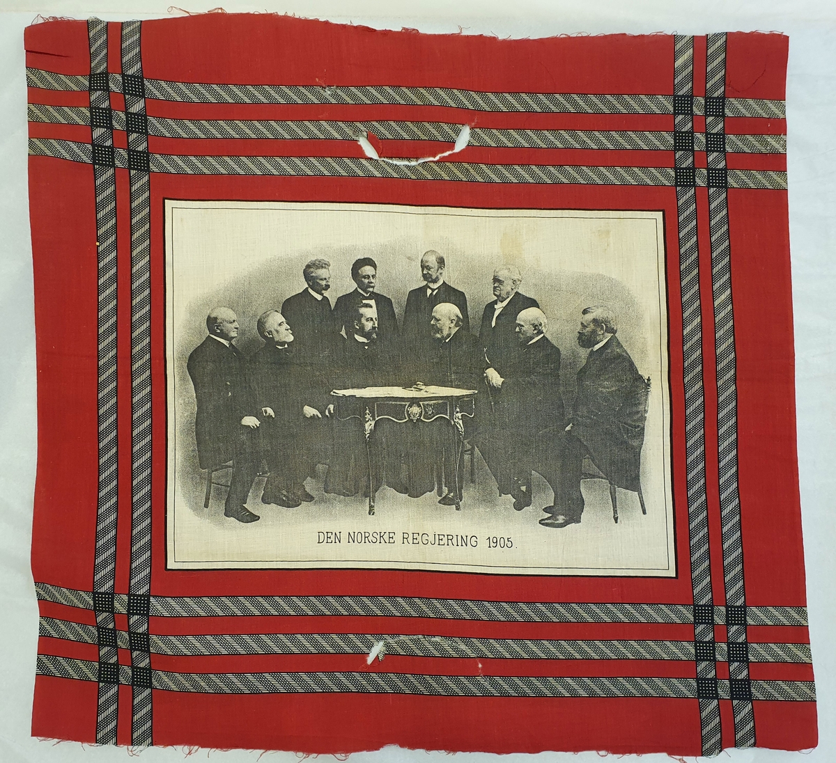 Rødt tørkle av bomull med påtrykket bilde av den norske regjering av 1905.
