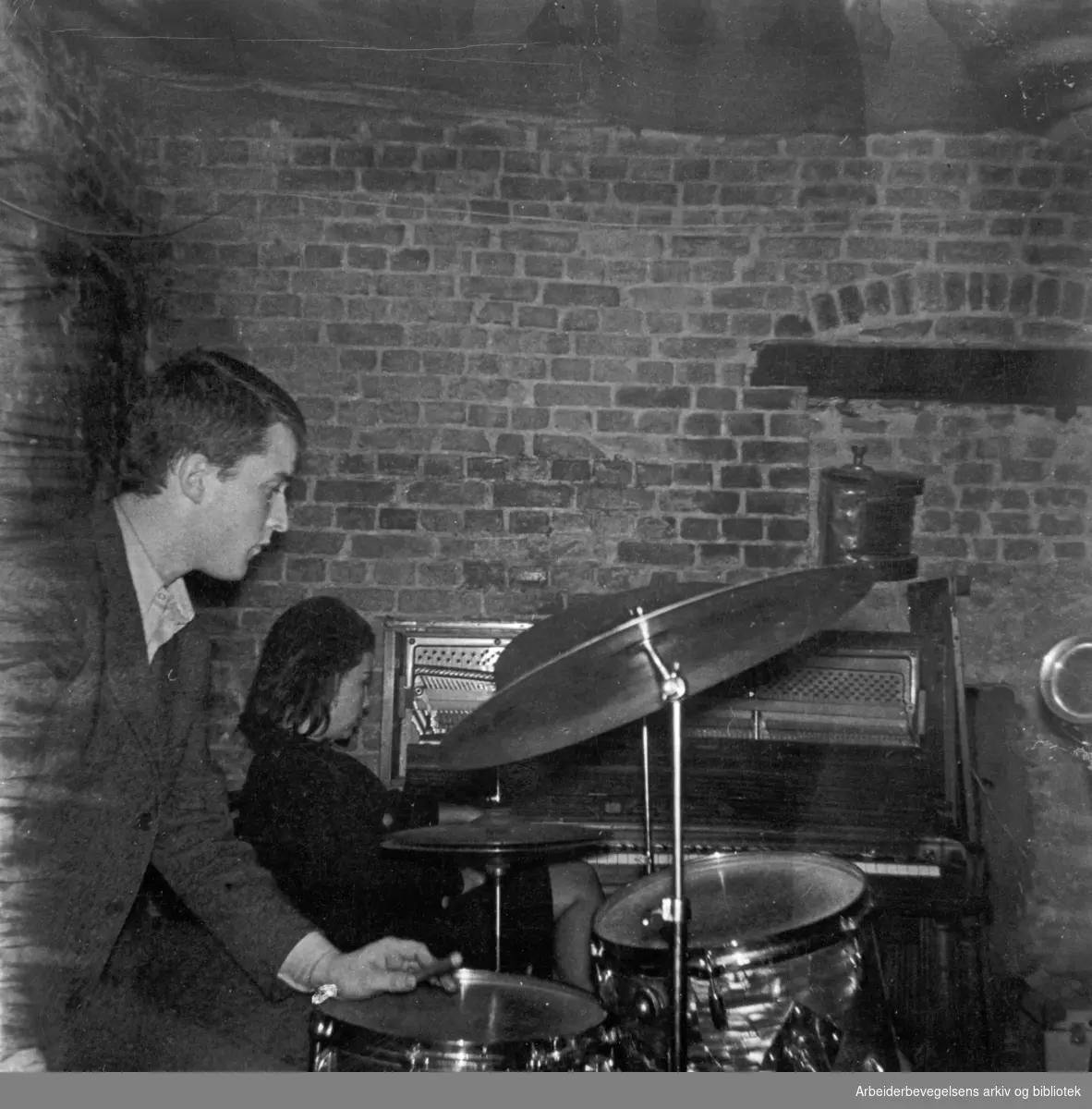 Foto fra Cavaletto i Drammensveien 64, Club 7's tilholdssted fra 1964 til 1965. Ole Jacob Hansen bak trommene.