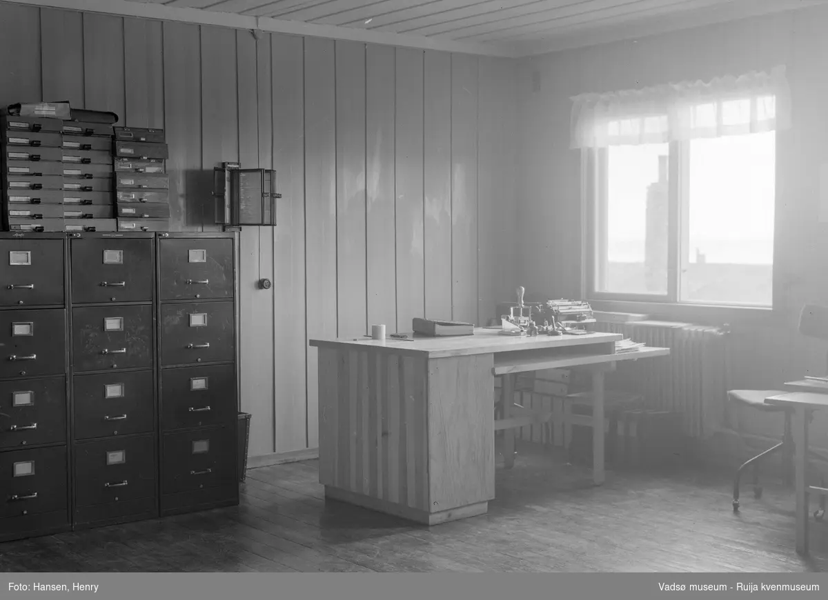 Kontorinteriør med arkivskap og skrivebord, trolig på et statlig kontor i Vadsø.