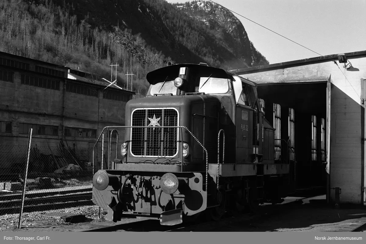 Rjukanbanens diesellokomotiv nr. 22 utenfor lokomotivstallen på Rjukan stasjon