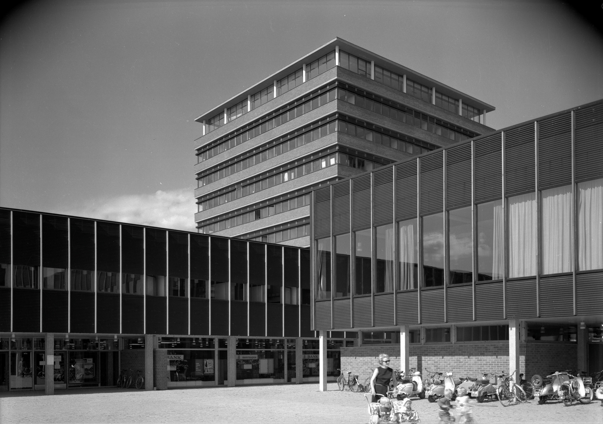 Arkitekturfoto. Fra Universitet i Oslo. Fredrikke (oppført i 1961) og administrasjonsbygget (1964).